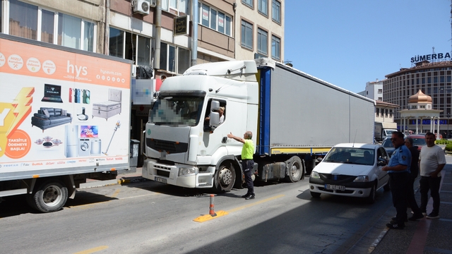 Balıkesir'de şehir merkezine giren tır  trafiği felç etti