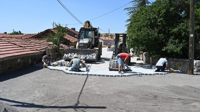 Dutluca Mahallesi'nde kilit taş yol çalışması devam ediyor