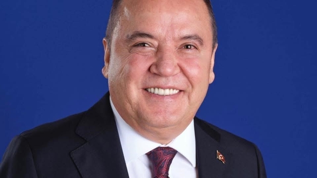 Antalya Büyükşehir Belediyesi'ne yönelik 'rüşvet ve yolsuzluk' davasında 3. duruşma
Muhittin Böcek: "Hesabını veremeyeceğim hiçbir işin içinde olmadım"
"Bu süreçte dost bildiklerimizin yanlış yaptığını da gördüm"