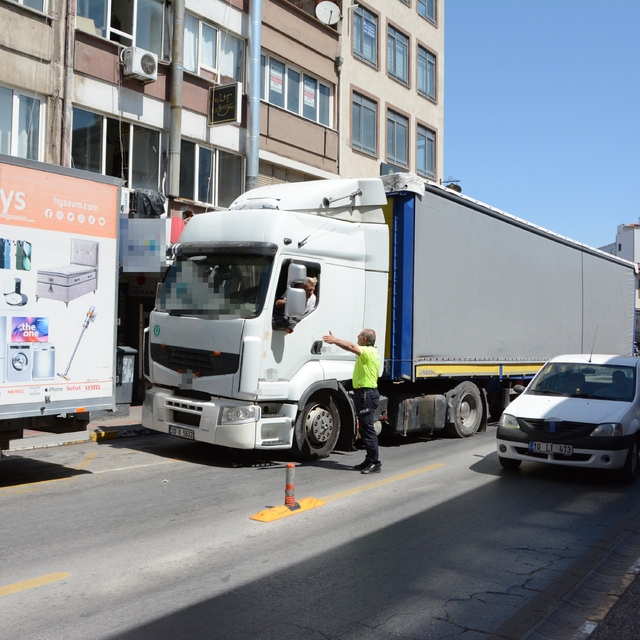 Balıkesir'de şehir merkezine giren tır  trafiği felç etti