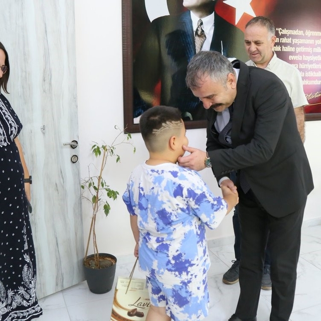 Bakanlığın Koruyucu Aile modeliyle bir çocuk daha yeni yuvasına kavuştu