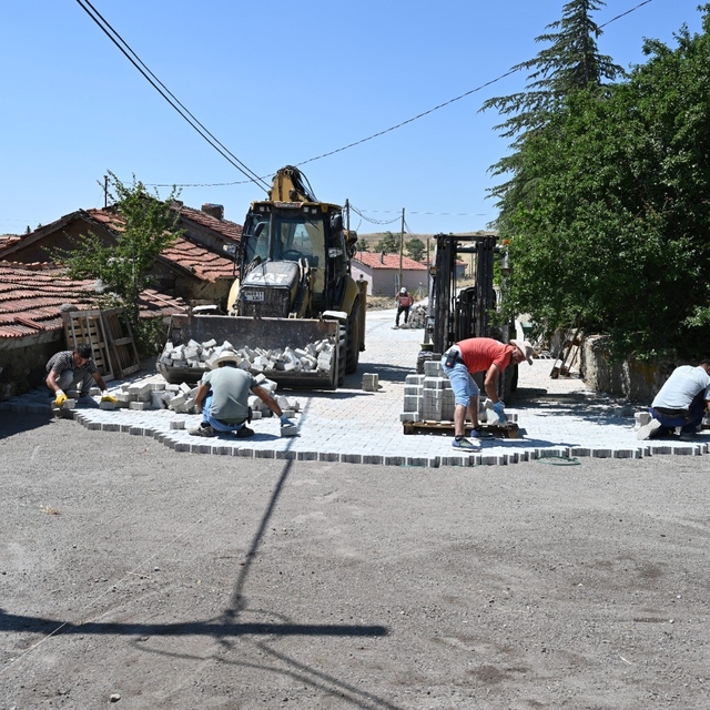 Dutluca Mahallesi'nde kilit taş yol çalışması devam ediyor