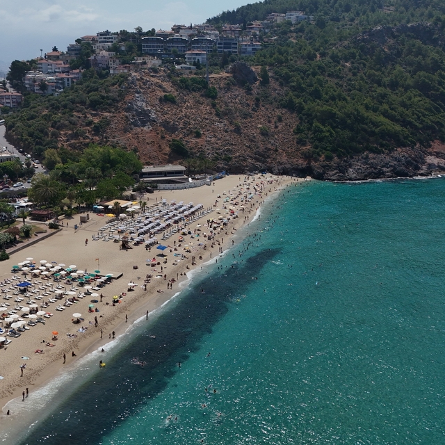 Alanya'da hava 33, deniz 29 dereceyi gördü, turistler denize koştu