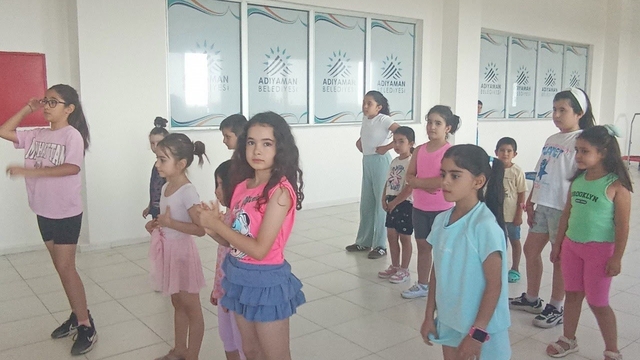 Çocuklar zumba ile hem eğleniyor hem spor yapıyor