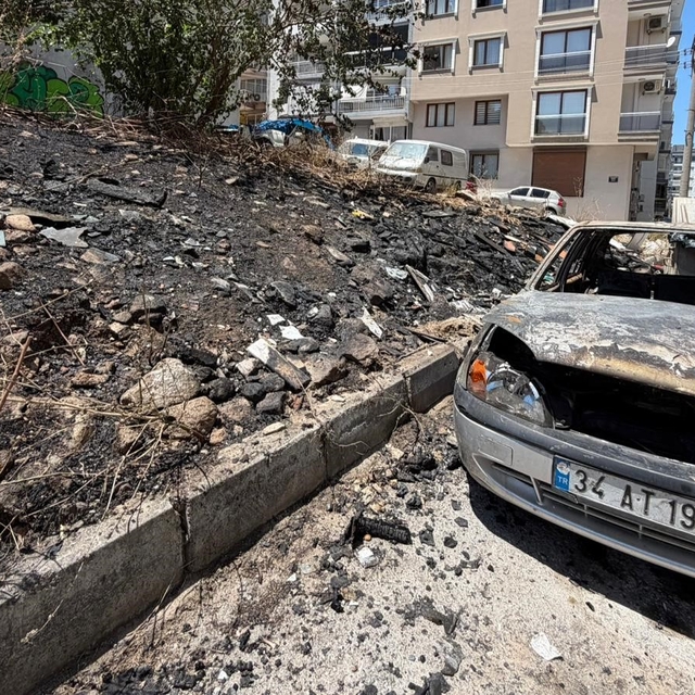 Çöplük alanda çıkan yangın otomobili küle çevirdi