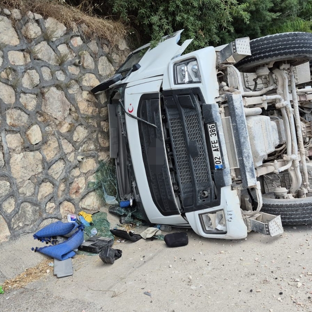 Beton mikseri devrildi: 1 ağır yaralı