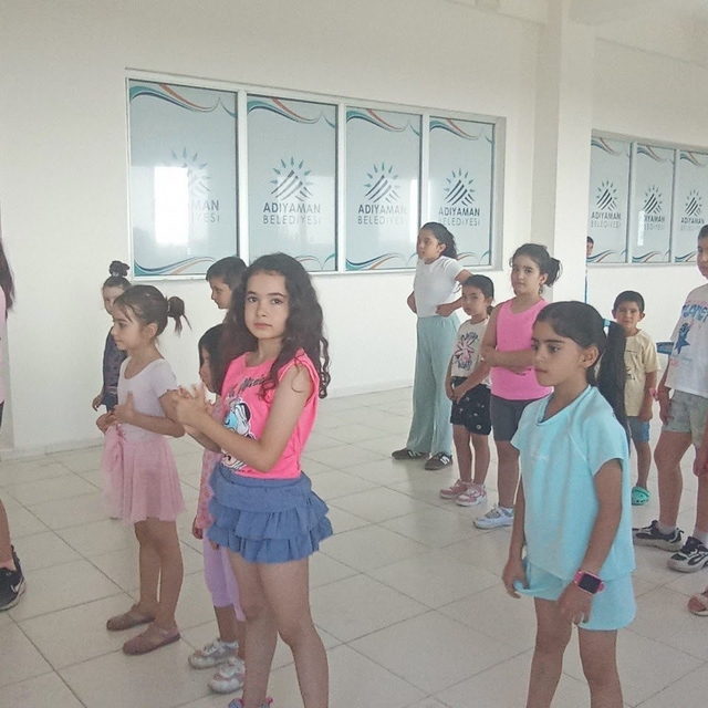 Çocuklar zumba ile hem eğleniyor hem spor yapıyor