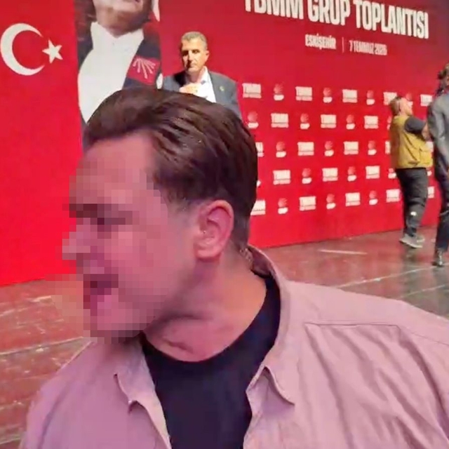 CHP'nin grup toplantısında basın mensuplarına fiziksel müdahale
Koruma göre...