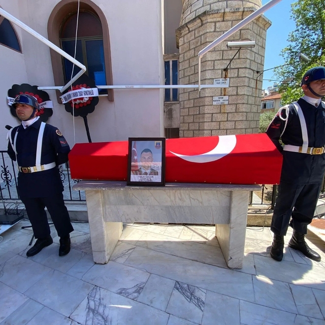 Kazada hayatını kaybeden uzman çavuş, al bayraklı tabutla son yolculuğuna u...