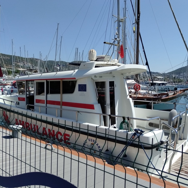 Bodrum açıklarında teknede rahatsızlanan kişi deniz ambulansıyla tahliye ed...