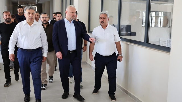 Menemen'de yapımı süren yeni gençlik merkezinde inceleme