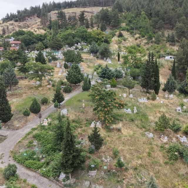 Tokat'ta mezarlıklar belediye ekiplerince temizleniyor