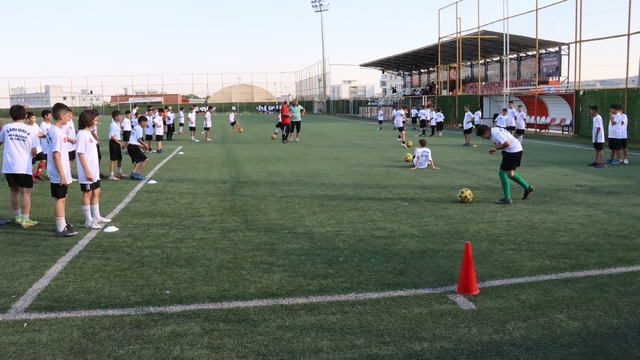 Şanlıurfa Büyükşehir Belediyesi binlerce çocuğu futbolla buluşturuyor