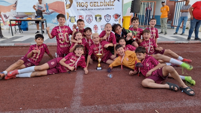 Balıkesir'de depremden etkilenen çocuklar U11 Futbol Turnuvası'nda buluştu