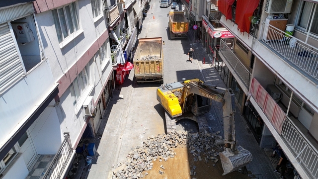 Efeler'de yol yenileme çalışmaları hız kesmiyor