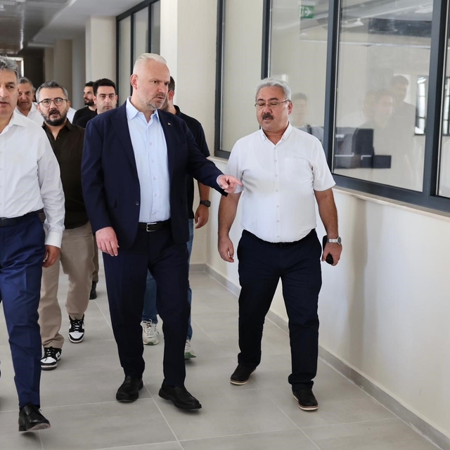 Menemen'de yapımı süren yeni gençlik merkezinde inceleme