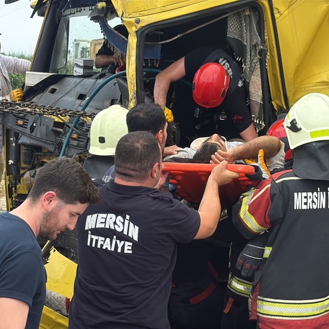Mersin'de tırlar kafa kafaya çarpıştı: 1 ölü, 2 yaralı
