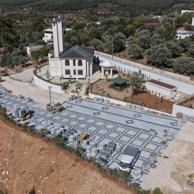 Çamlık Cami Önü Meydanı düzenleniyor