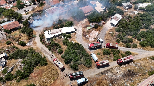 İnşaat malzemelerinin bulunduğu baraka alevlere teslim oldu
Gökyüzünü siyah duman kapladı