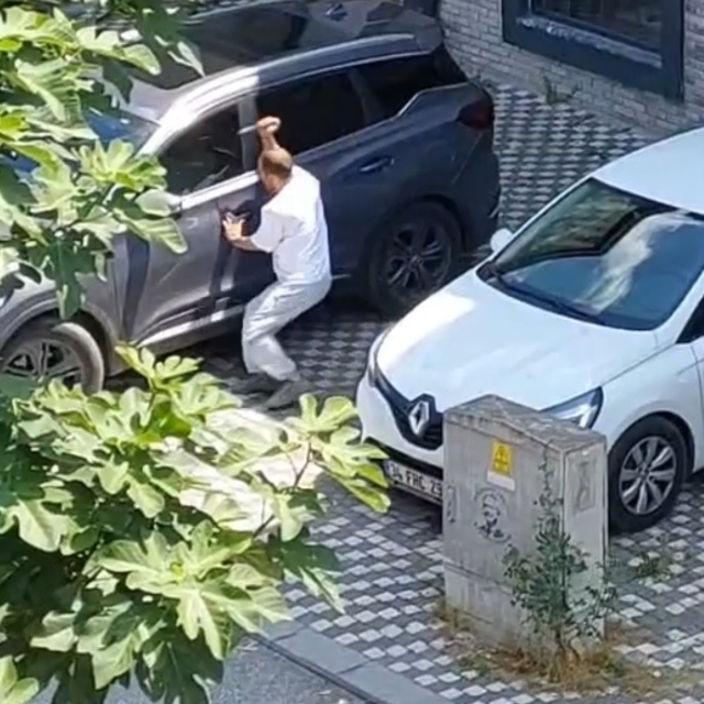 Evinin önüne araç park eden sürücüyle tartışıp bıçakla saldırdı