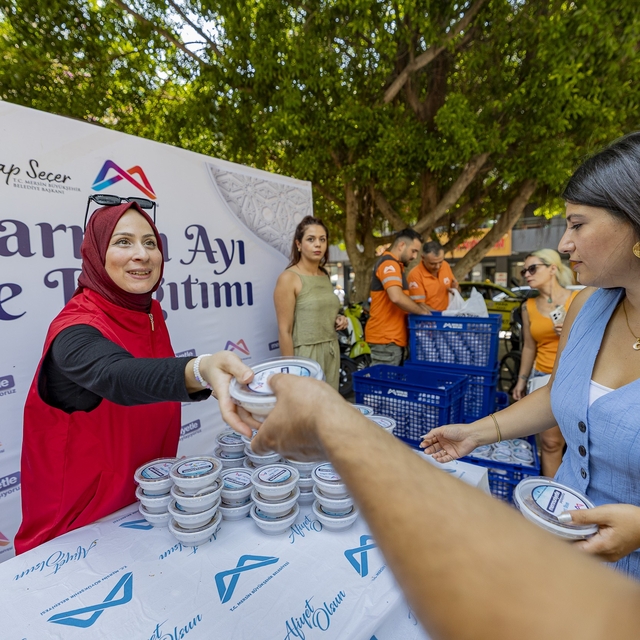 Mersin'de 13 ilçede eş zamanlı aşure dağıtımı