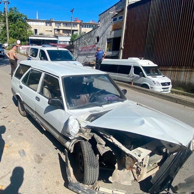 Park halindeki iki araç kaza yaptı: Pat Pat iş yerine düştü