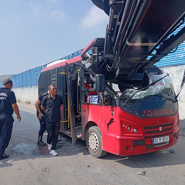 Mersin'de minibüs ile vinç çarpıştı: 1 yaralı