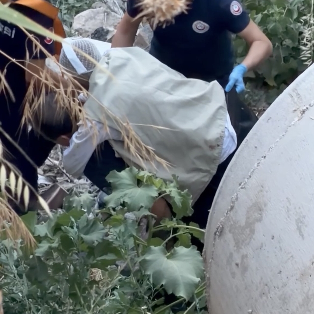 20 metrelik uçurumdan düştü, yaralıyı sırtında taşıyan itfaiyeci yürekleri...