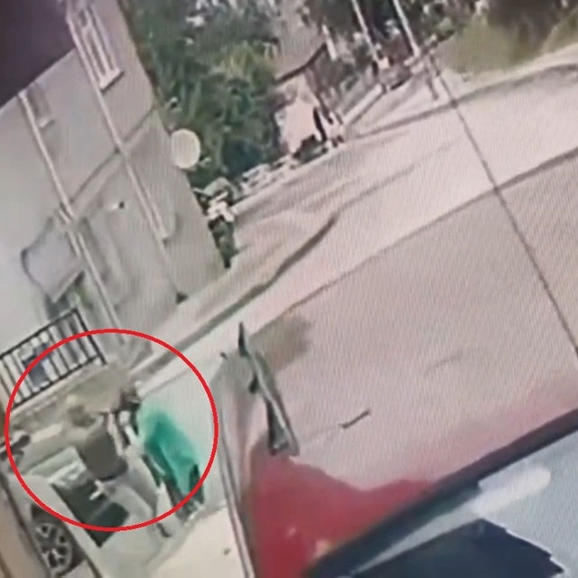 Kardeş katliamı kameraya yansıdı
Arazi anlaşmazlığı yüzünden ağabeyini, yen...