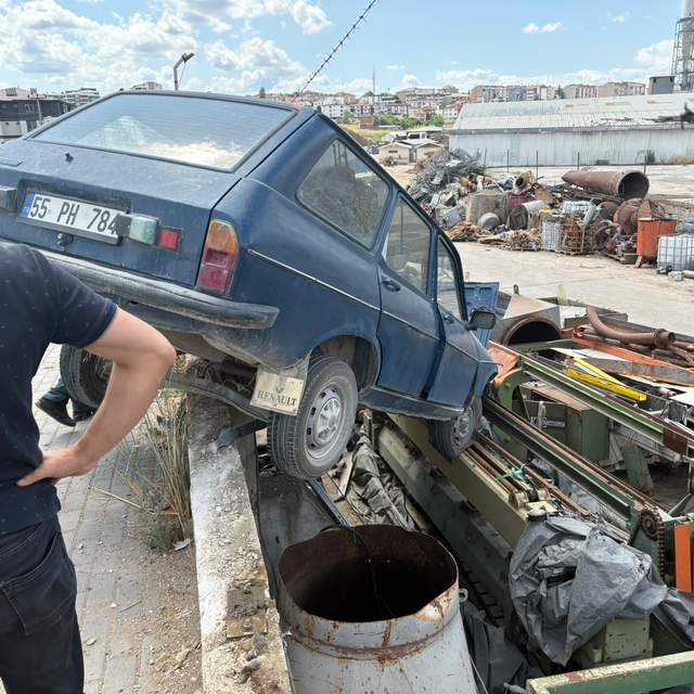 Vezirköprü'de yoldan çıkan otomobilin sürücüsü yaralandı