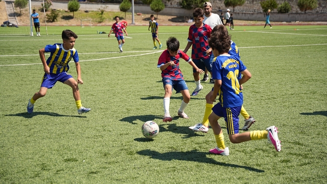 Sındırgı'da depremzede çocuklar yeşil sahada umut tazeledi
400 minik futbolcu Sındırgı'da buluştu