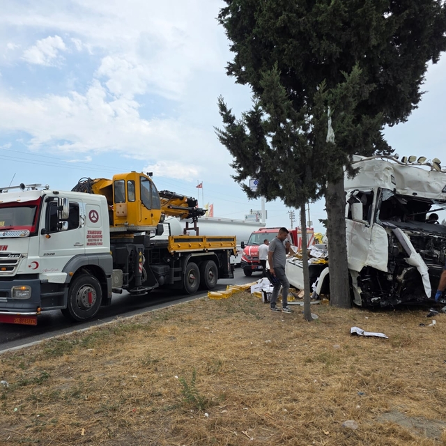 Mersin'de 2 tırın çarpışması sonucu 1 kişi yaşamını yitirdi