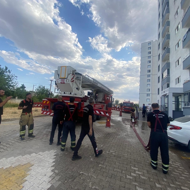 Diyarbakır'da bir apartmanda çıkan yangında 1 kişi dumandan etkilendi