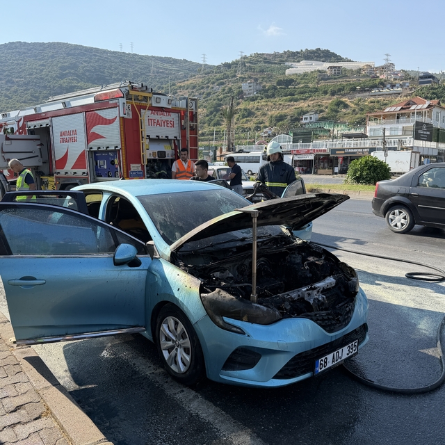 Antalya'da seyir halindeki otomobil yandı