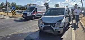 Bingölde iki hafif ticari araç çarpıştı: 2 yaralı