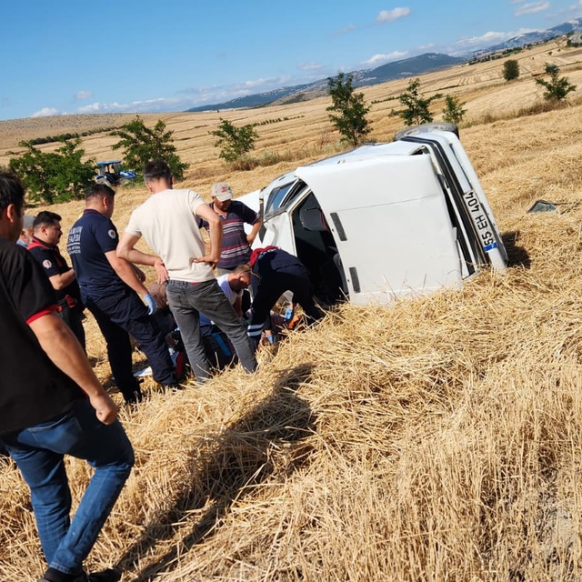 Vezirköprü'de otomobil tarlaya uçtu: 2 yaralı