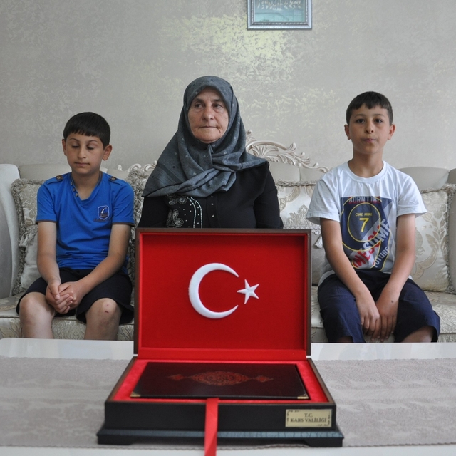 Kars'ta duygulandıran bayrak sevgisi: Aynı aileden iki kuşak, 7 yıl arayla...