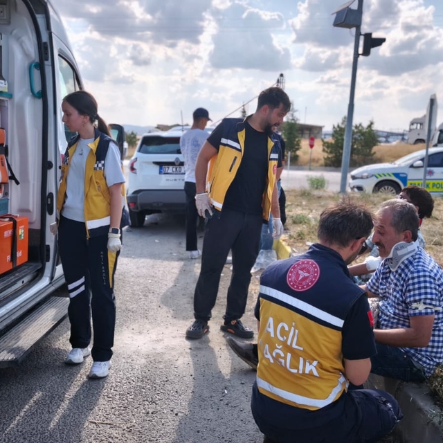 Kırıkkale'de iki otomobilin çarpıştığı kazada 6 kişi yaralandı