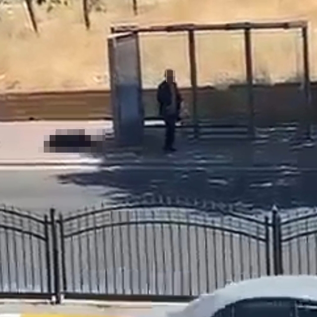 Durakta bekleyen eşini silahla vurdu