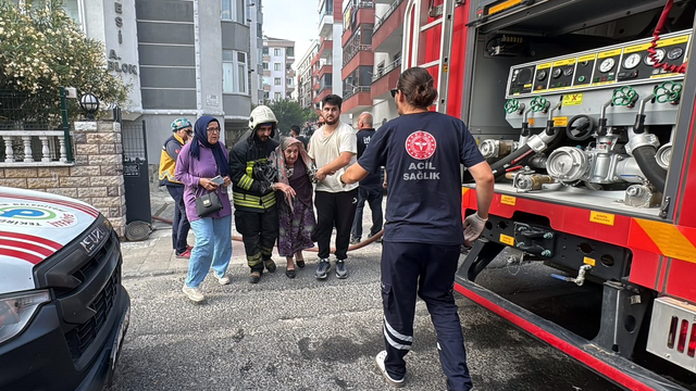 Apartmandaki yangında mahsur kalan kadını, itfaiye kurtardı
