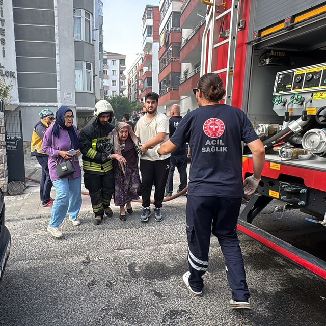 Apartmandaki yangında mahsur kalan kadını, itfaiye kurtardı