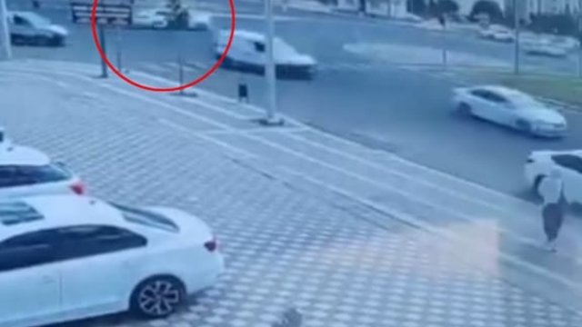 Diyarbakır'da iki otomobilin çarpıştığı kaza kamerada; 2 yaralı