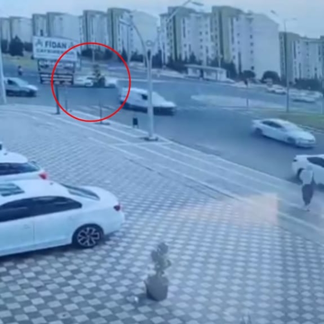 Diyarbakır'da iki otomobilin çarpıştığı kaza kamerada; 2 yaralı