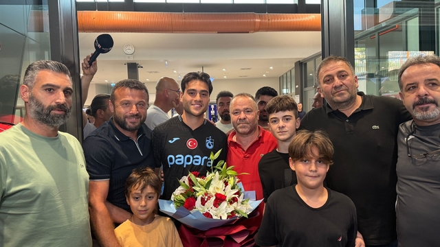 Aral Şimşir, Trabzon'da
Trabzonspor'un yeni transferi Aral Şimşir:
"Trabzonspor benim için zor bir tercih olmadı"
"Onuachu'ya gol attırmak için elimden geleni yapacağım"