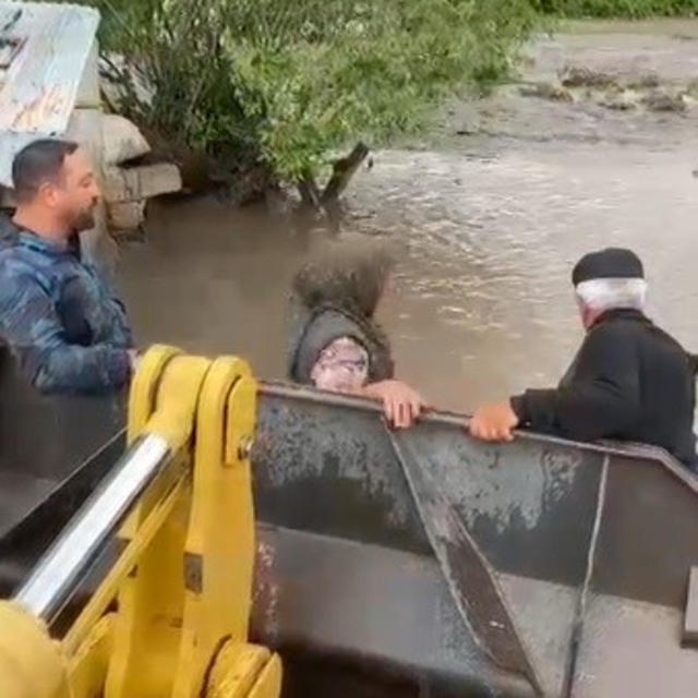 Kars'ta selin ortasında mahsur kalan yaşlı çift kurtarıldı