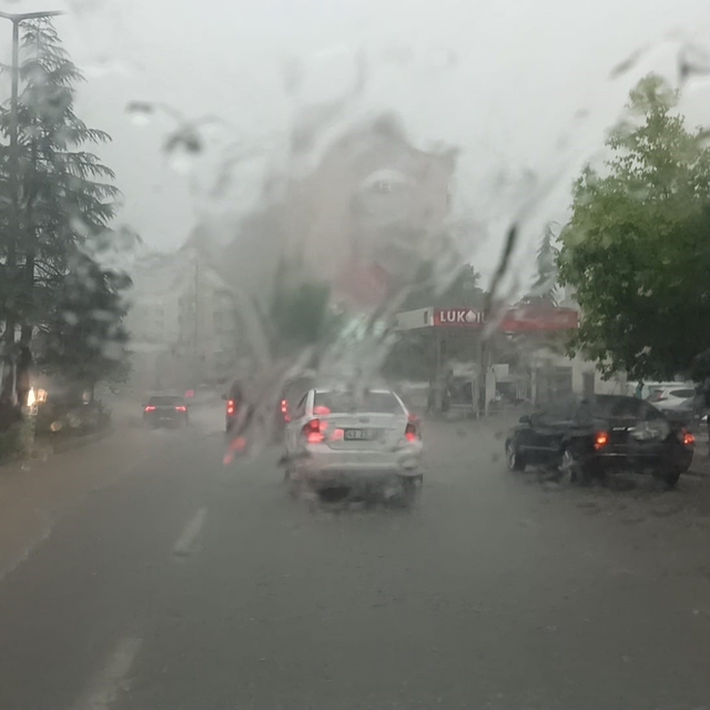 Seydişehir'de sağanak etkili oldu, iş yerlerini su bastı