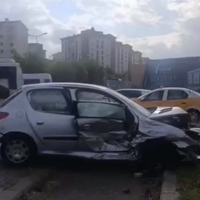 Diyarbakır'da iki otomobil çarpıştı: 3 yaralı