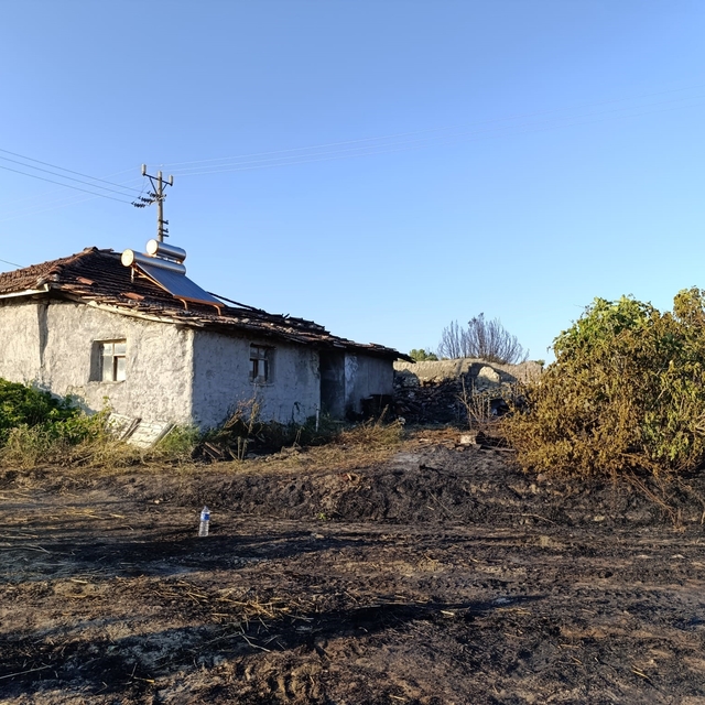 Selendi'de bir ev ve 2 dekarlık arazi alevlere teslim oldu