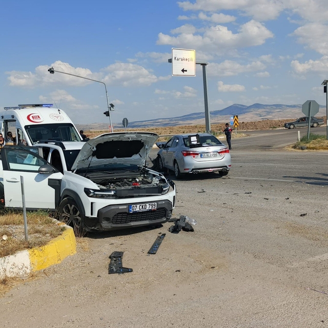 Kırıkkale'de iki otomobil çarpıştı: 6 yaralı