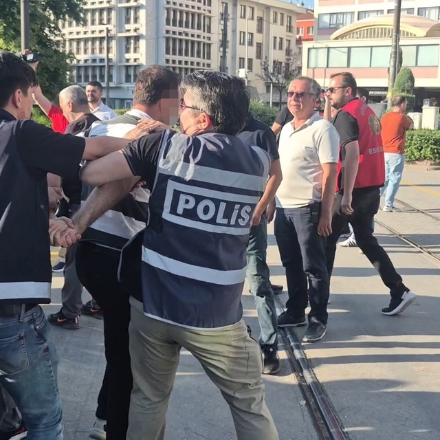 Eskişehir'de izinsiz eylem yapan gruba polis müdahale etti: 35 gözaltı